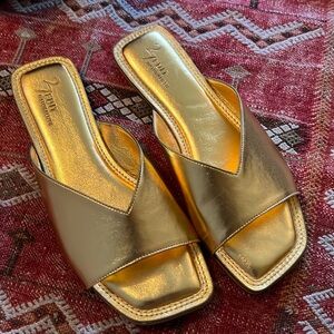 27 EDIT NATURALIZER Zelda Faux Leather Slide Sandal In Deep Gold